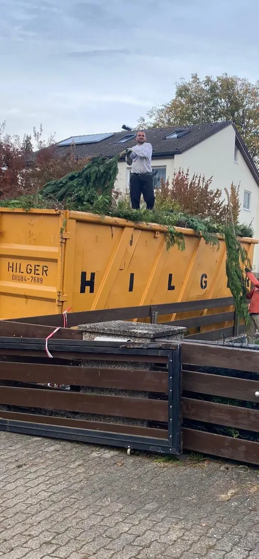 Container mit Grünschnitt und Entrümpelungsgut