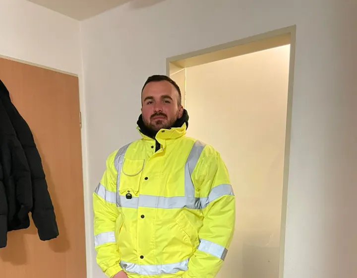 Mitarbeiter von Feruku Pro in Warnjacke, bereit für den Winterdienst