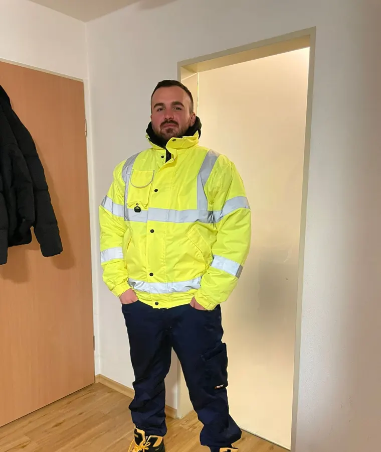 Ein Mitarbeiter von Feruku Pro in Arbeitskleidung